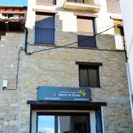 With 2 Bedrooms In With Wifi Apartmán